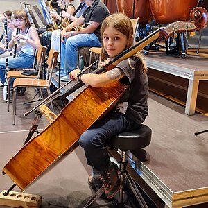 Kind am Kontrabass